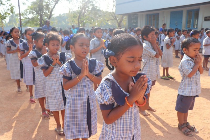  Die Kinder beten für ihre Familien und ihre Zukunft