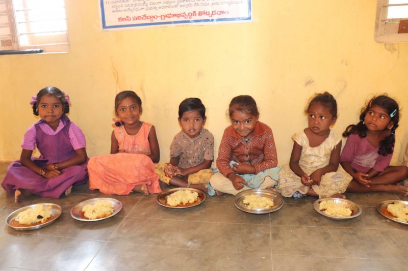 Kinder beim essen in der Yanadhi Colony